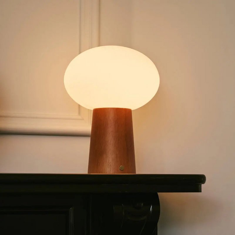 Max kastanjebruine houten draadloze tafellamp