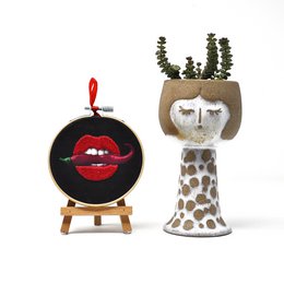 Handmade Embroidery Hoop Wall Art – Red Lips Pop Art – Textile Wall Decoration (10 cm)