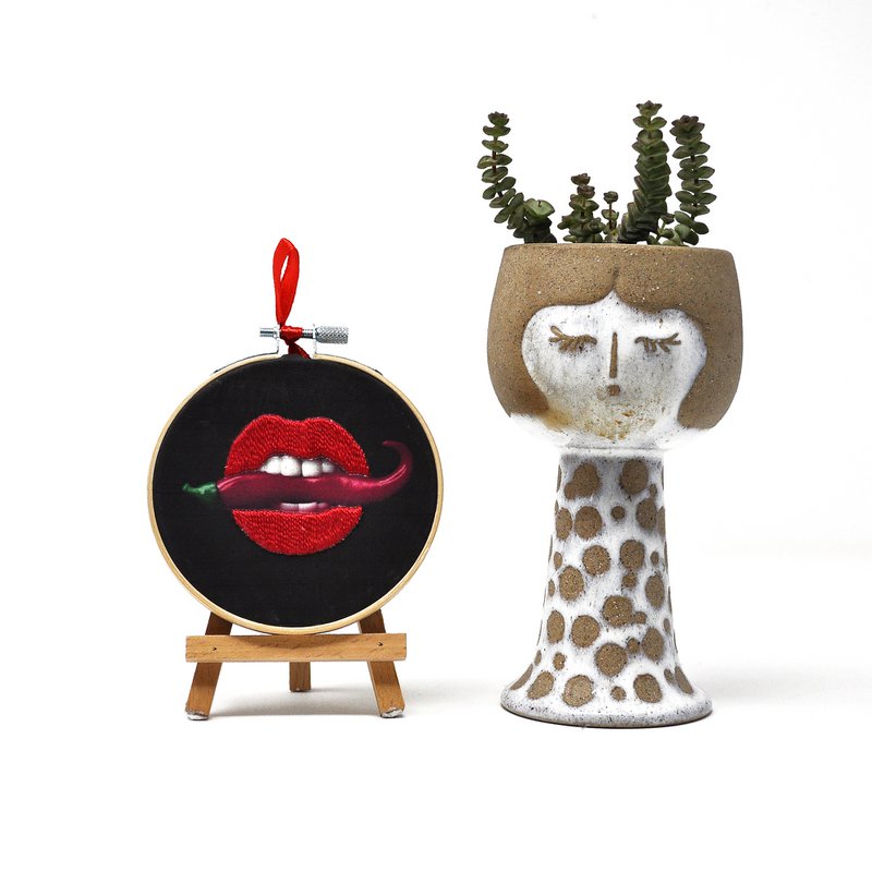 Handmade Embroidery Hoop Wall Art – Red Lips Pop Art – Textile Wall Decoration (10 cm)
