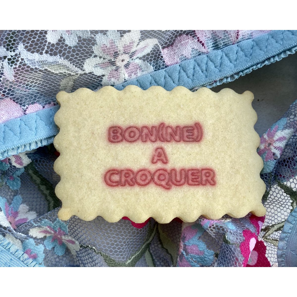Box of personalized biscuits with the theme "Croque moi!"