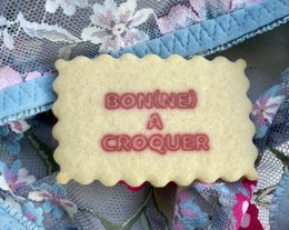 Box of personalized biscuits with the theme "Croque moi!"