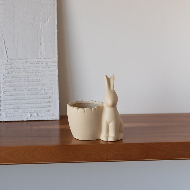 Osterhase mit Vase