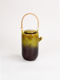 Theepot van essenstro met rotan handvat