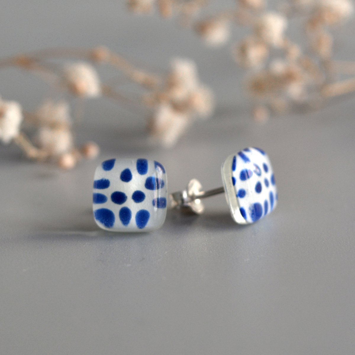 Kleine kobaltblauwe Polka Dot-oorbellen met sterlingzilveren paaltjes