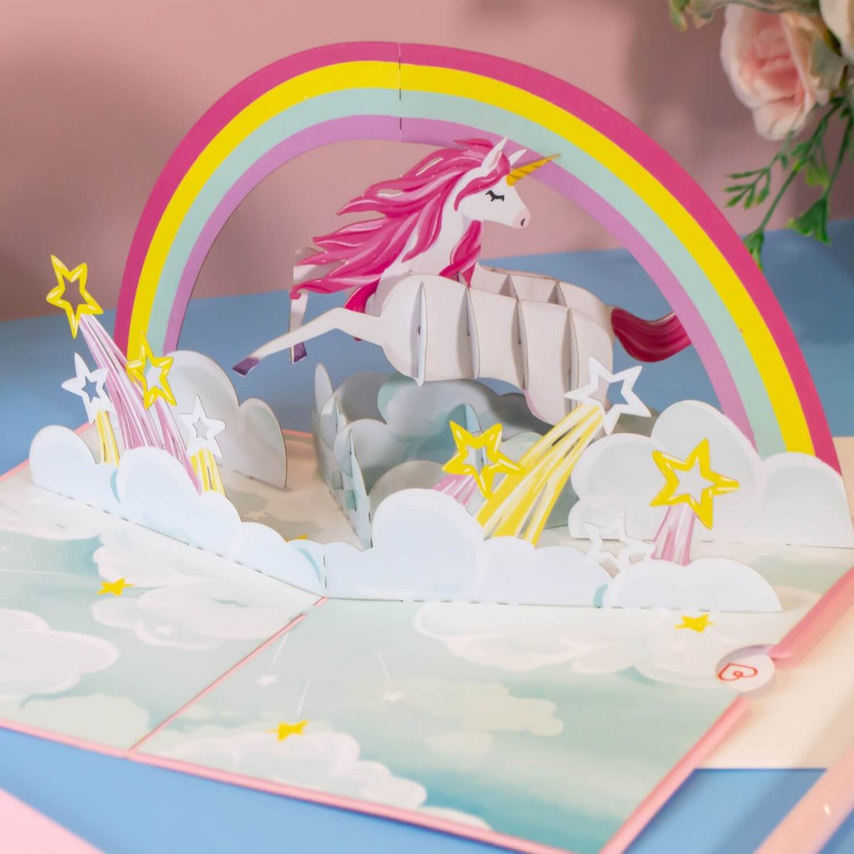 Unicorno con carta pop-up arcobaleno