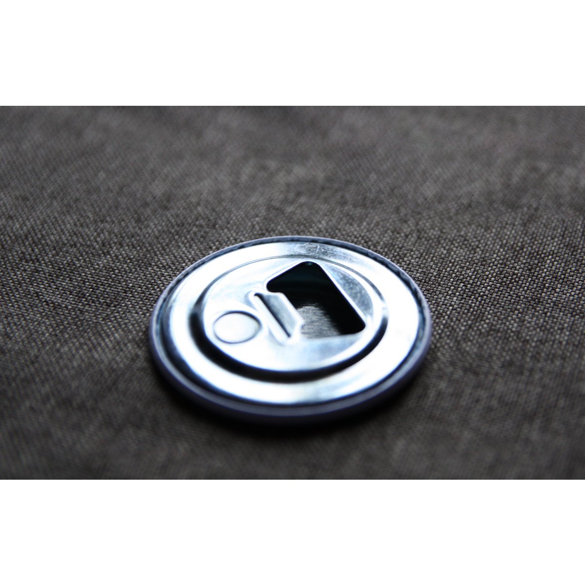 Bottle opener (magnetic) "Möwie noch een?", Ø5.6cm / Low German