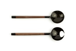 Petits couverts ronds en forme de pinces de crabe en corne noire et bois