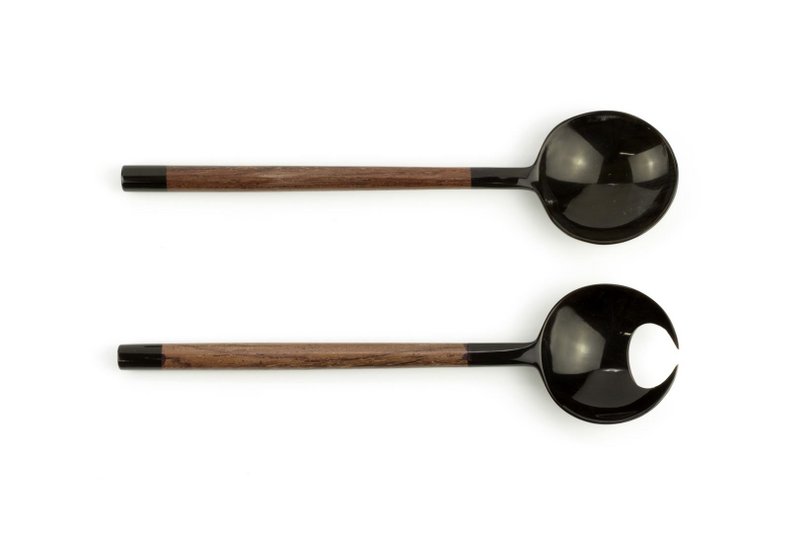 Petits couverts ronds en forme de pinces de crabe en corne noire et bois