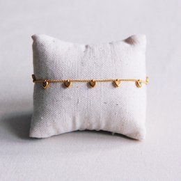 SA853: Charm bracelet with mini hearts – gold
