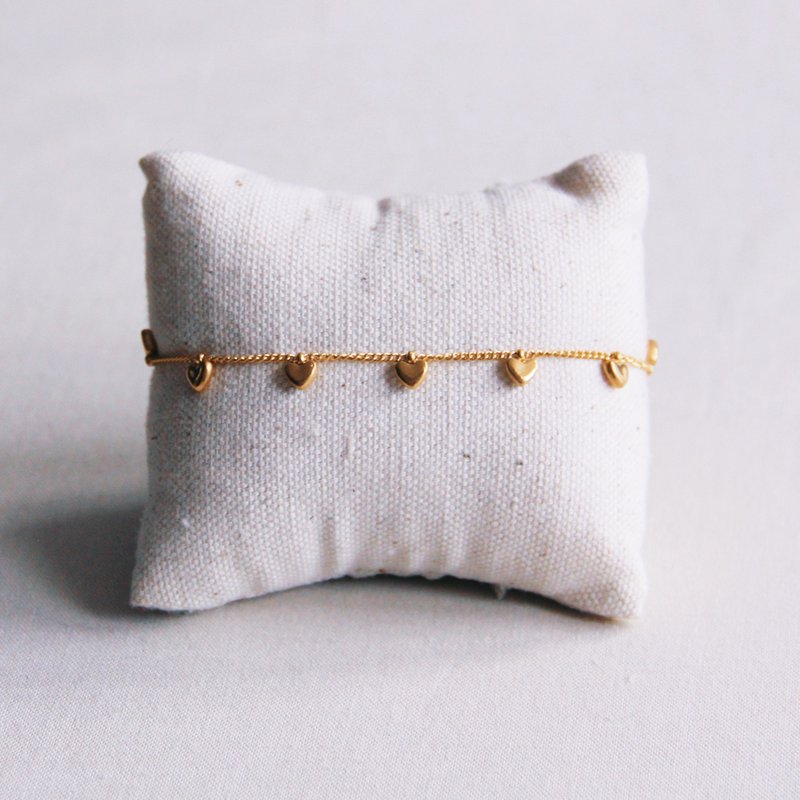 SA853: Charm bracelet with mini hearts – gold