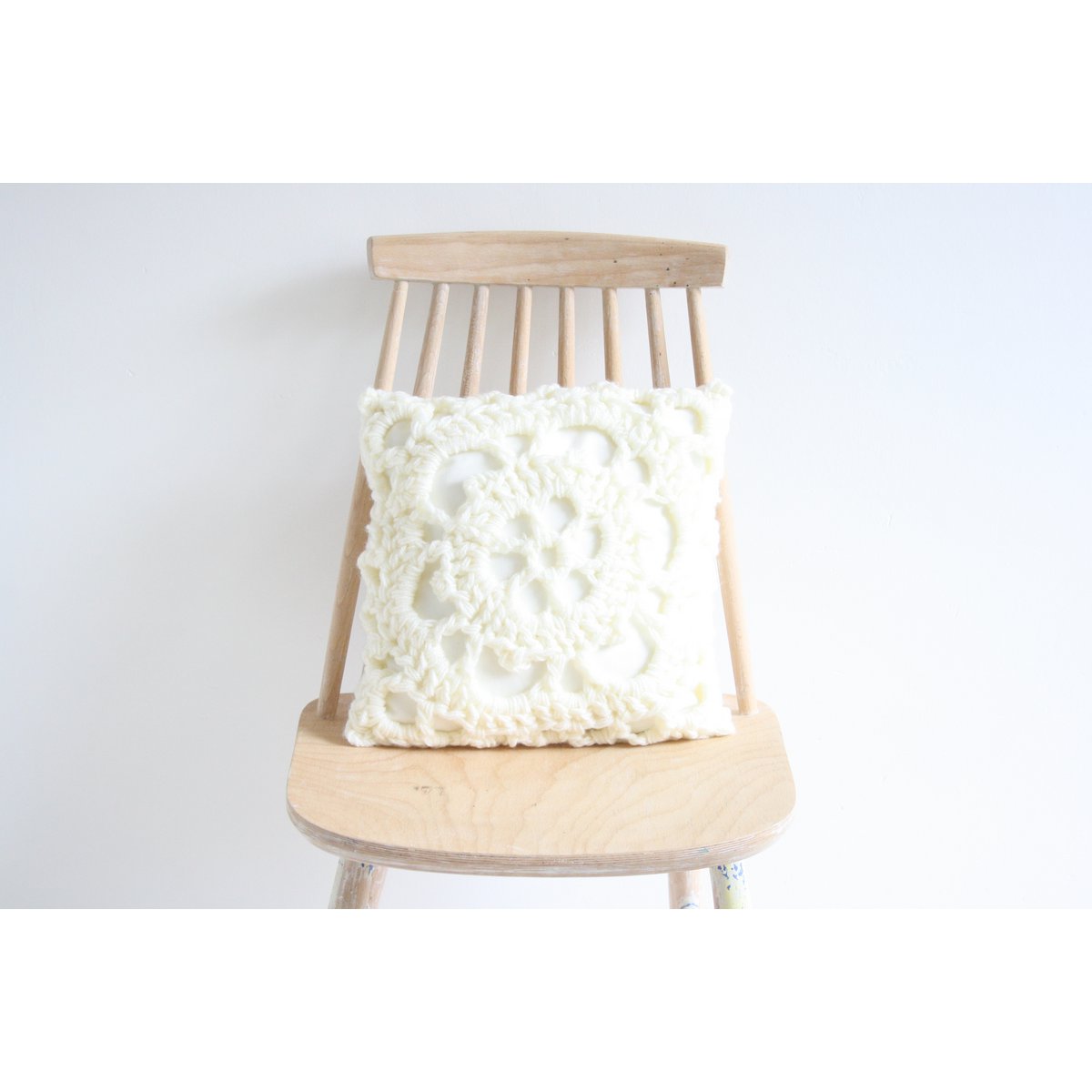 Ecru crocheted cushion - S
