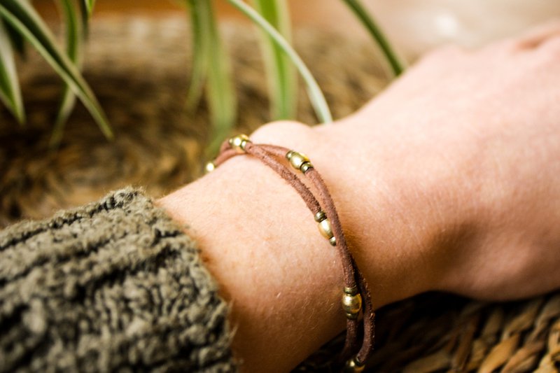Bracelet en cuir double couche avec perles en laiton » Fait à la main