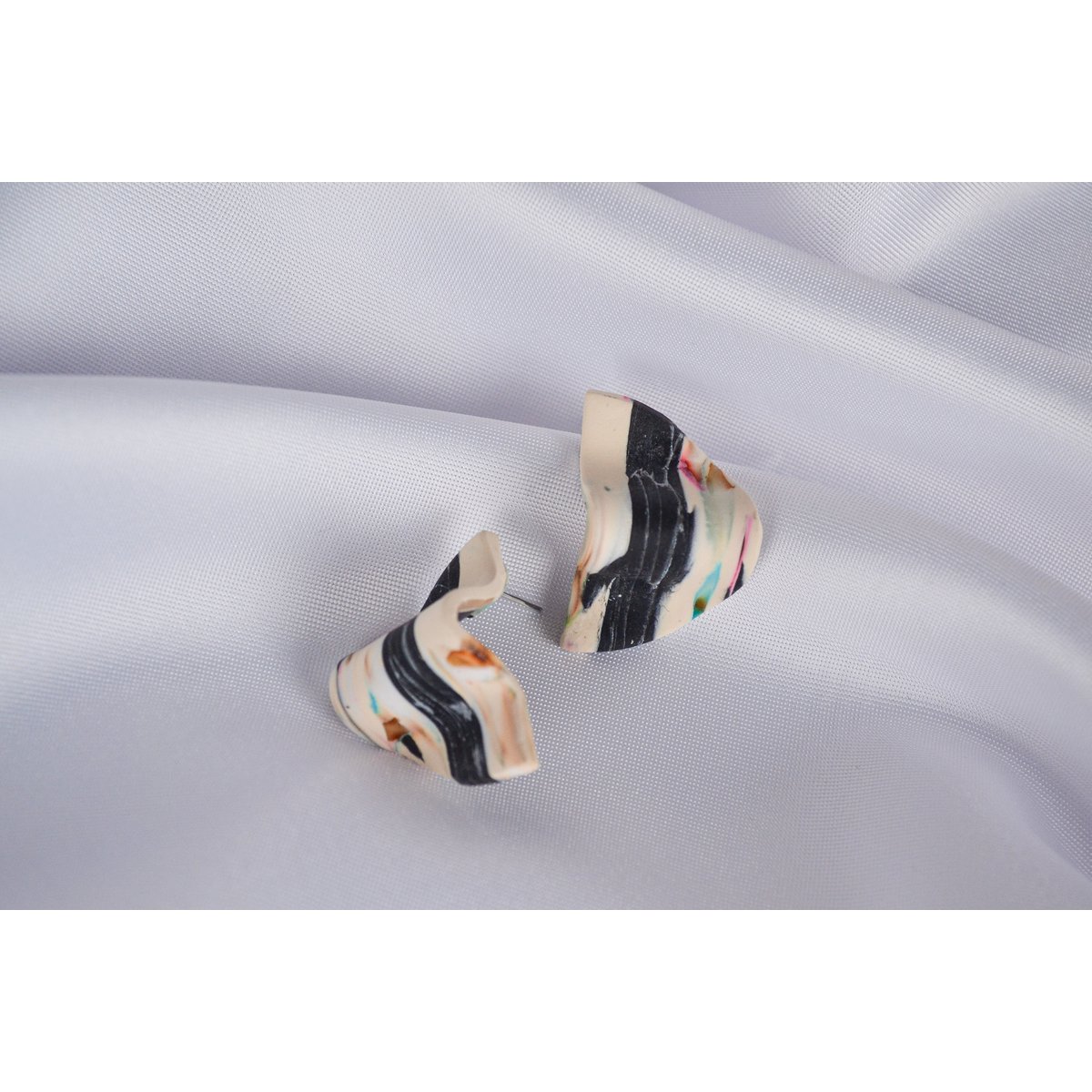 Boucles d'oreilles clous Ragna en beige et coloré