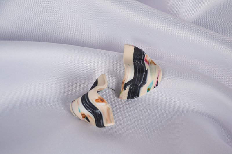 Orecchini Ragna in beige e colorati