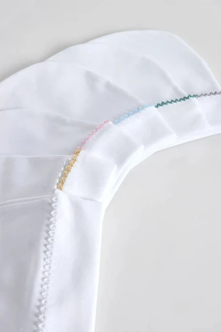 Katoenen babymutsje, witte basis, één maat