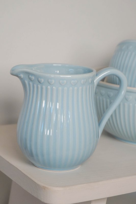 Lechero de porcelana LOVE en color azul pastel Isabelle Rose