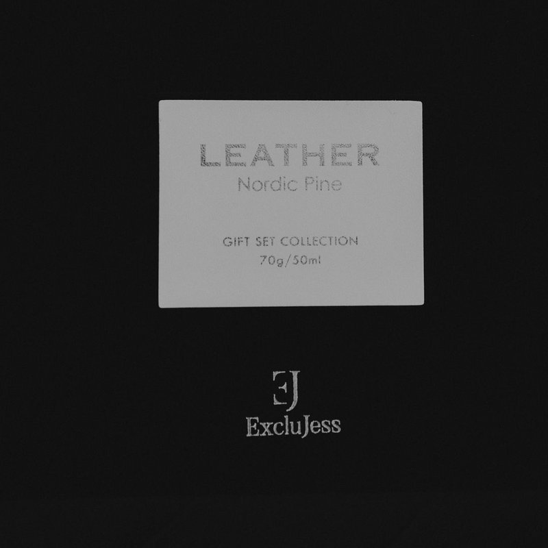 Nordic Pine leather feel gift pack: geurkaars en geurstokjes
