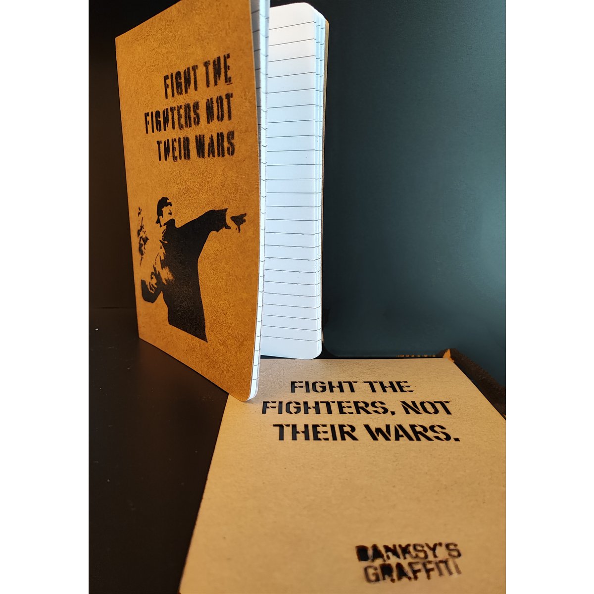 Banksy A5 Street Journal + stencil - Vecht tegen de strijders