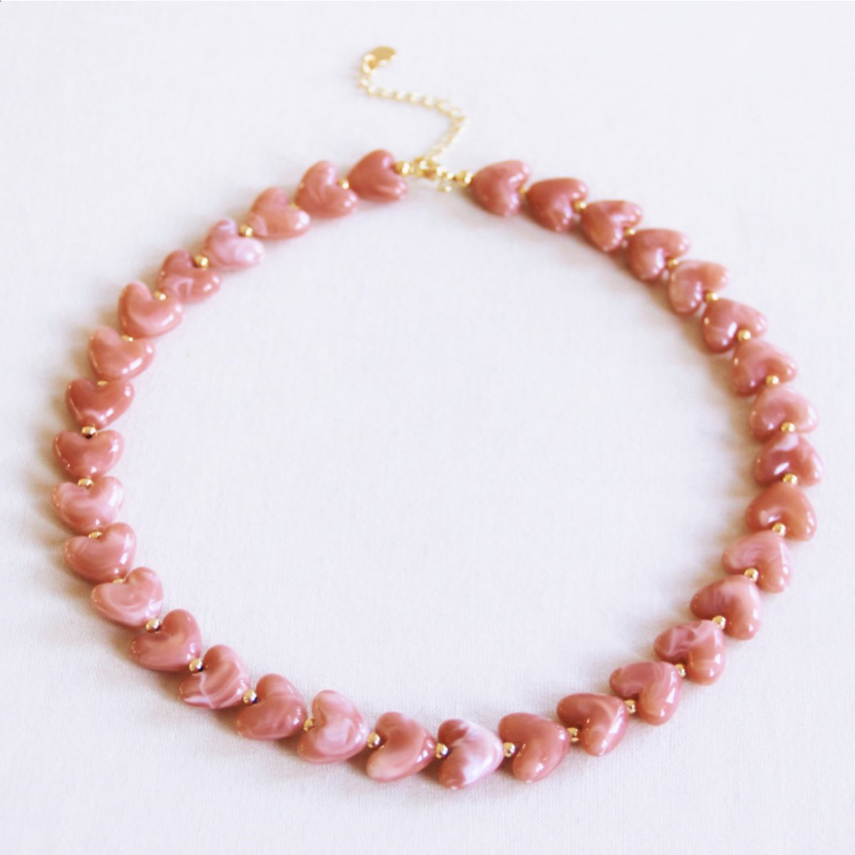 Collar de cuentas de corazones de resina - salmón