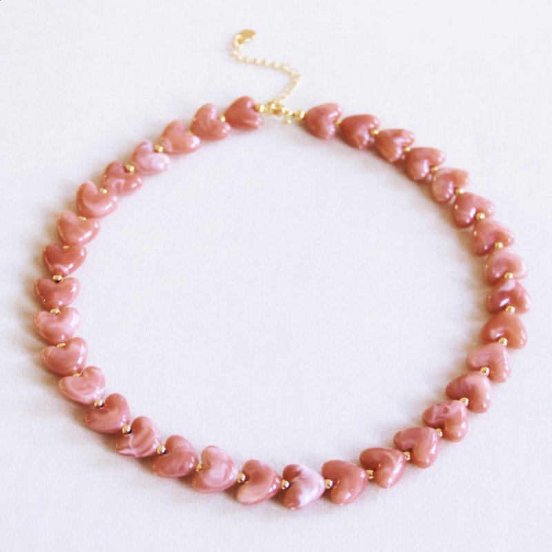 Collar de cuentas de corazones de resina - salmón