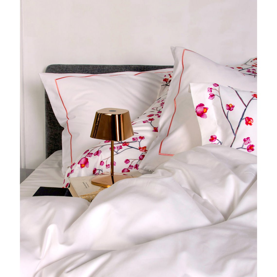 Sateen pillowcase White with cyclamen stitching