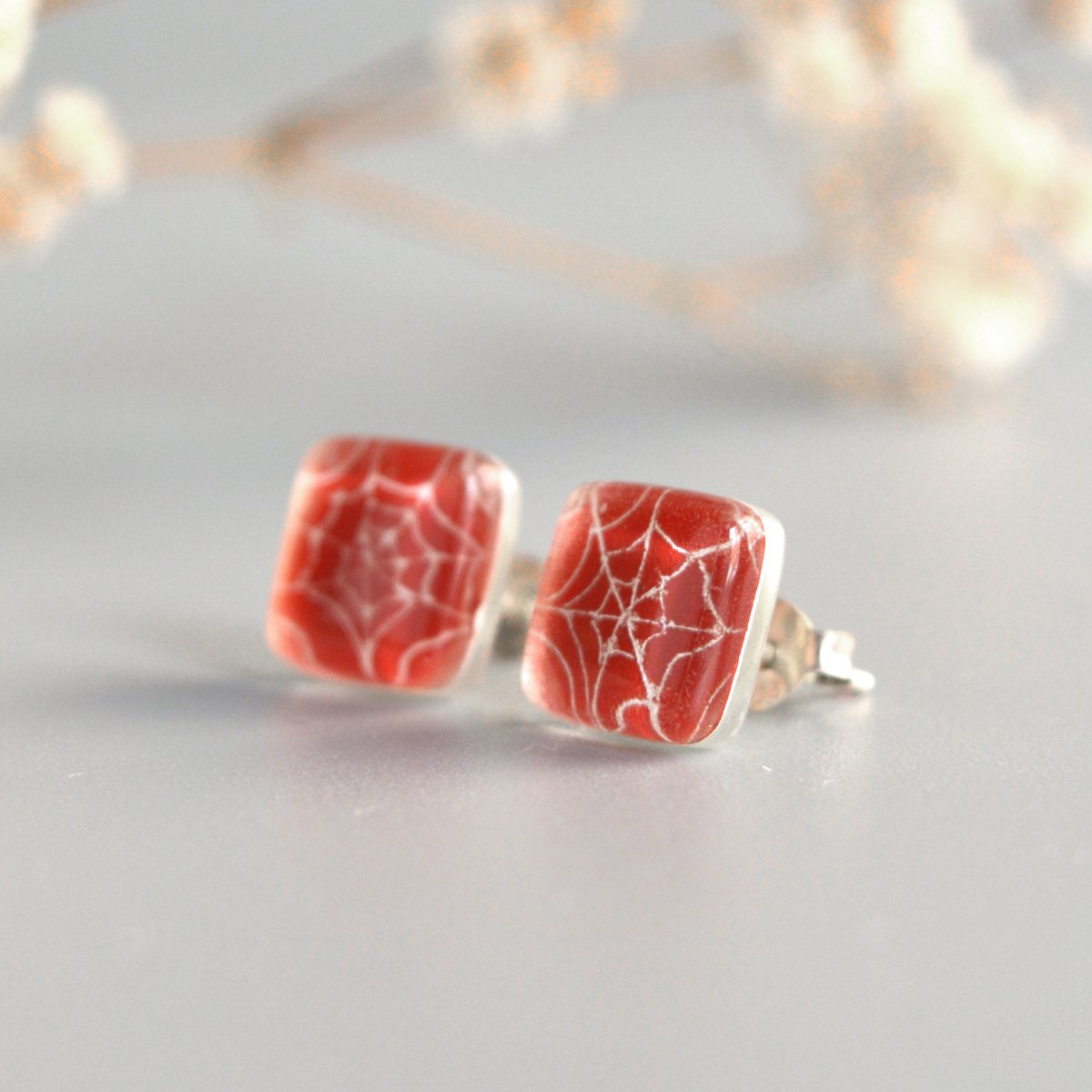 Lindos pendientes de tela de araña, color rojo, tachuelas de vidrio y plata de primera ley