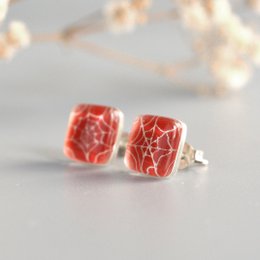 Søde Spider Web øreringe, rød farve, glas og sterling sølv nitter