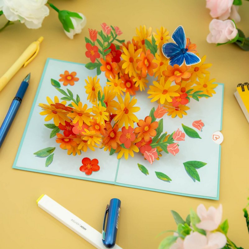 Tarjeta desplegable Margaritas de colores con mariposas