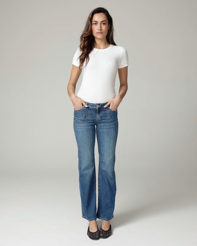 Helle, mittelhohe Jeans mit weitem Bein und Used-Waschung in Blau | Die Lolita