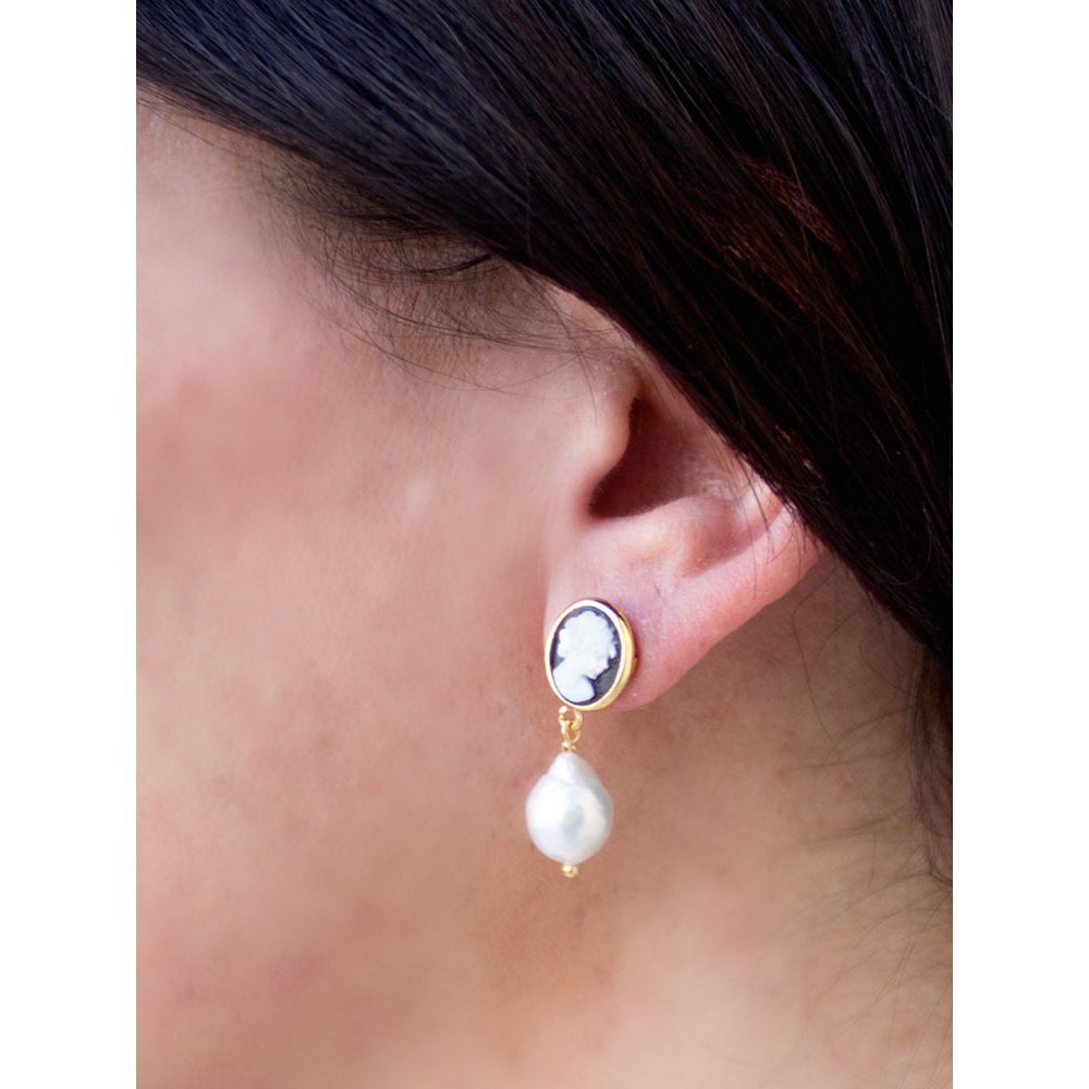 Mini cameo neri e orecchini perle