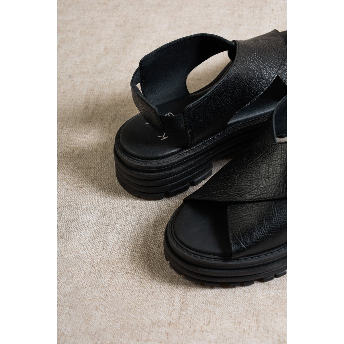 DAFNE BLACK - Cross-Strap Sandals with Chunky Sole