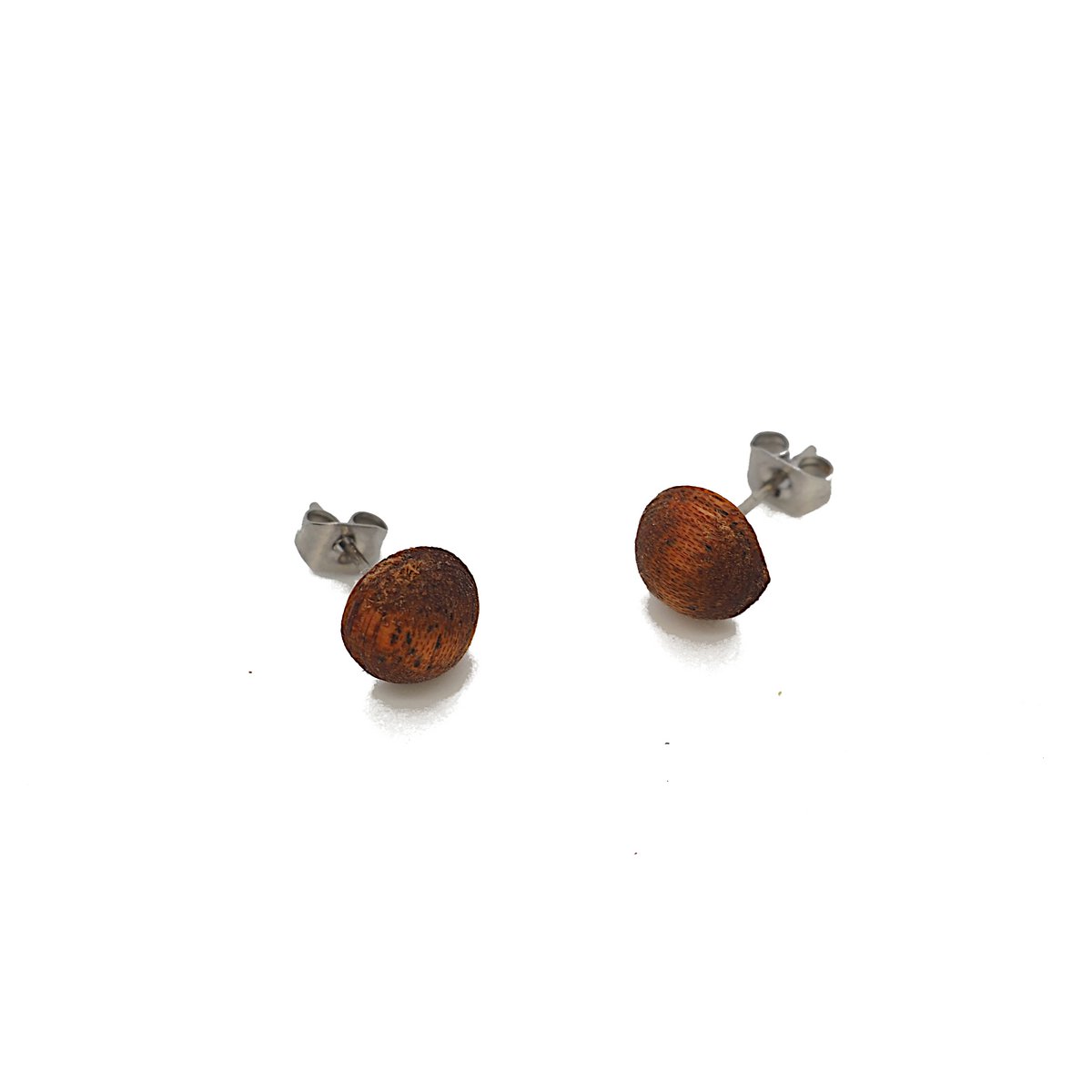 Petites boucles d'oreilles rondes avec fermoir 8 mm, bois d'acajou avec un beau grain, fabriquées à la main en bois véritable, acier inoxydable doux pour la peau, forme boule