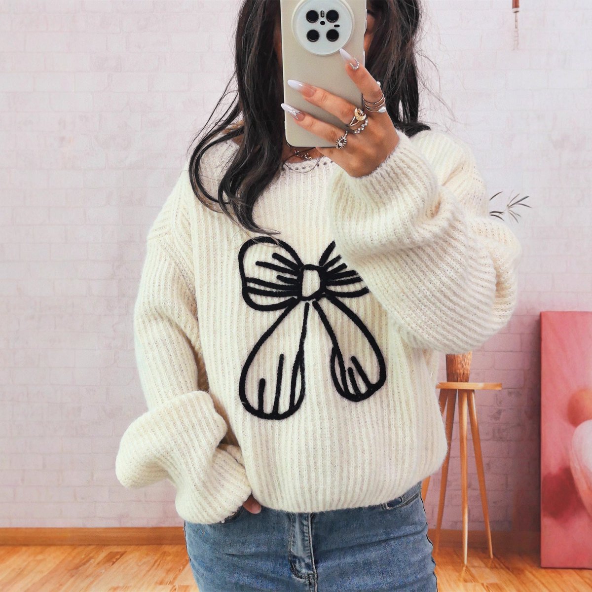 Einfacher, lässiger, gestrickter Langarmpullover mit Schleifenstickerei und Dekoration
