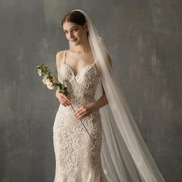 Velo de novia largo catedral con perlas y flores de encaje