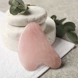 Gua Sha Quartz Rose - Natural Stone Face Masseur - Facial Care Accessories - Lifting - Anti -wrinkles - Cotton cover provided