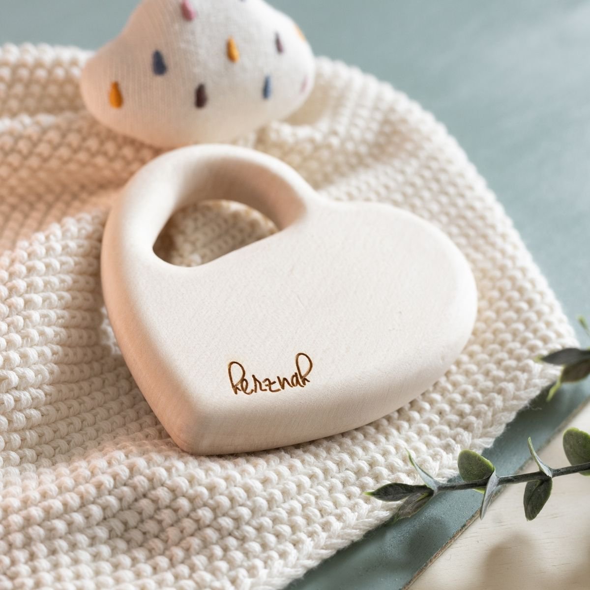 Juguete de agarre con sonajero para bebés “cerca del corazón” | sonajero de madera | Juguetes para bebés hechos con madera regional | sonajero bebe | Juguete sonoro a partir de 1 año | 100% Hecho en Alemania