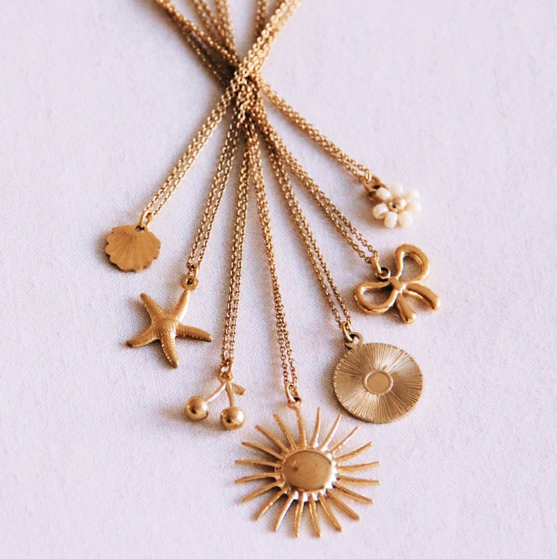 Collar fino con flor de margarita - crema