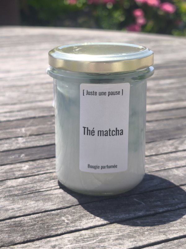 Pistachio and chocolate whipped cream candle