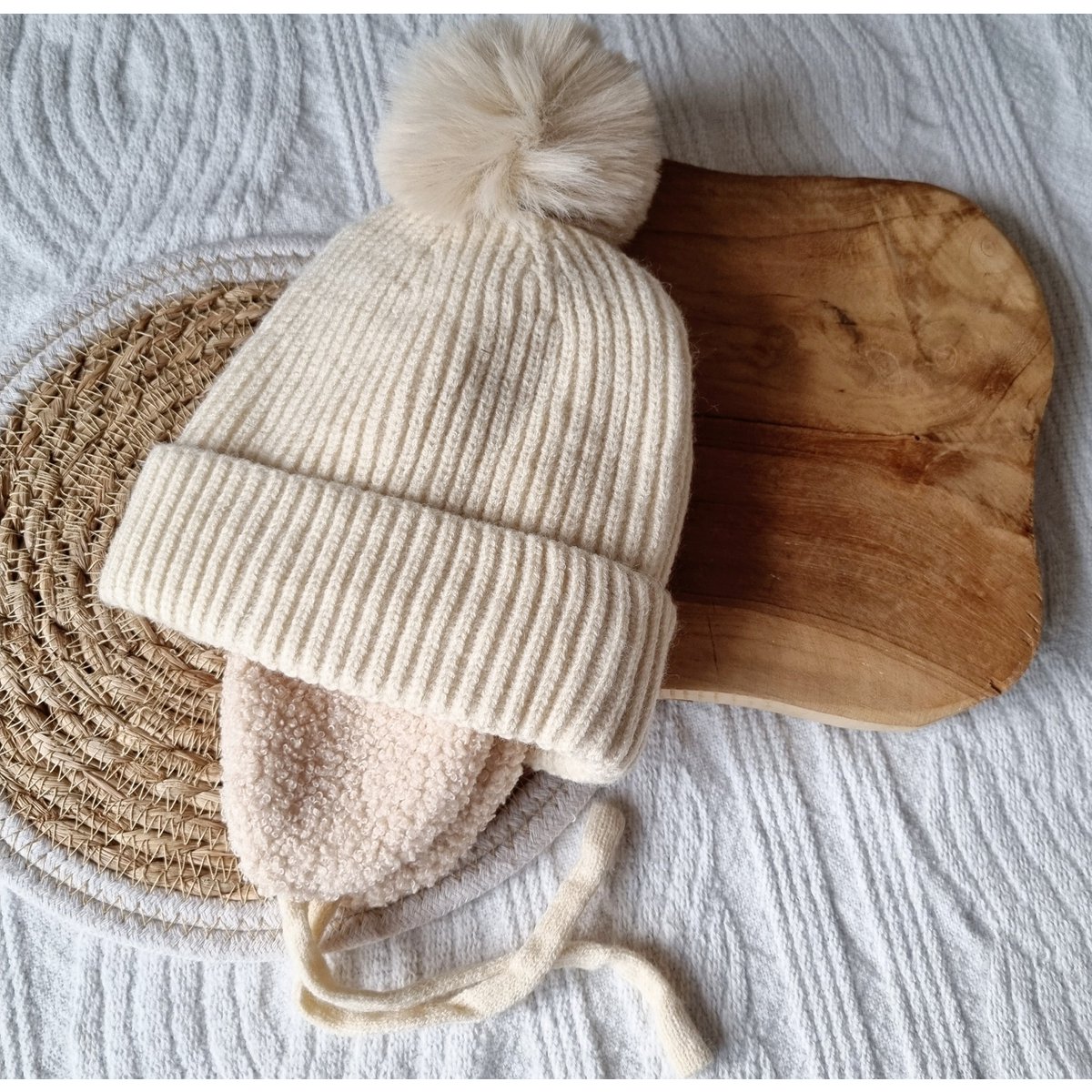 Baby Winter Muts Met Oorwarmers en Pompon - Beige
