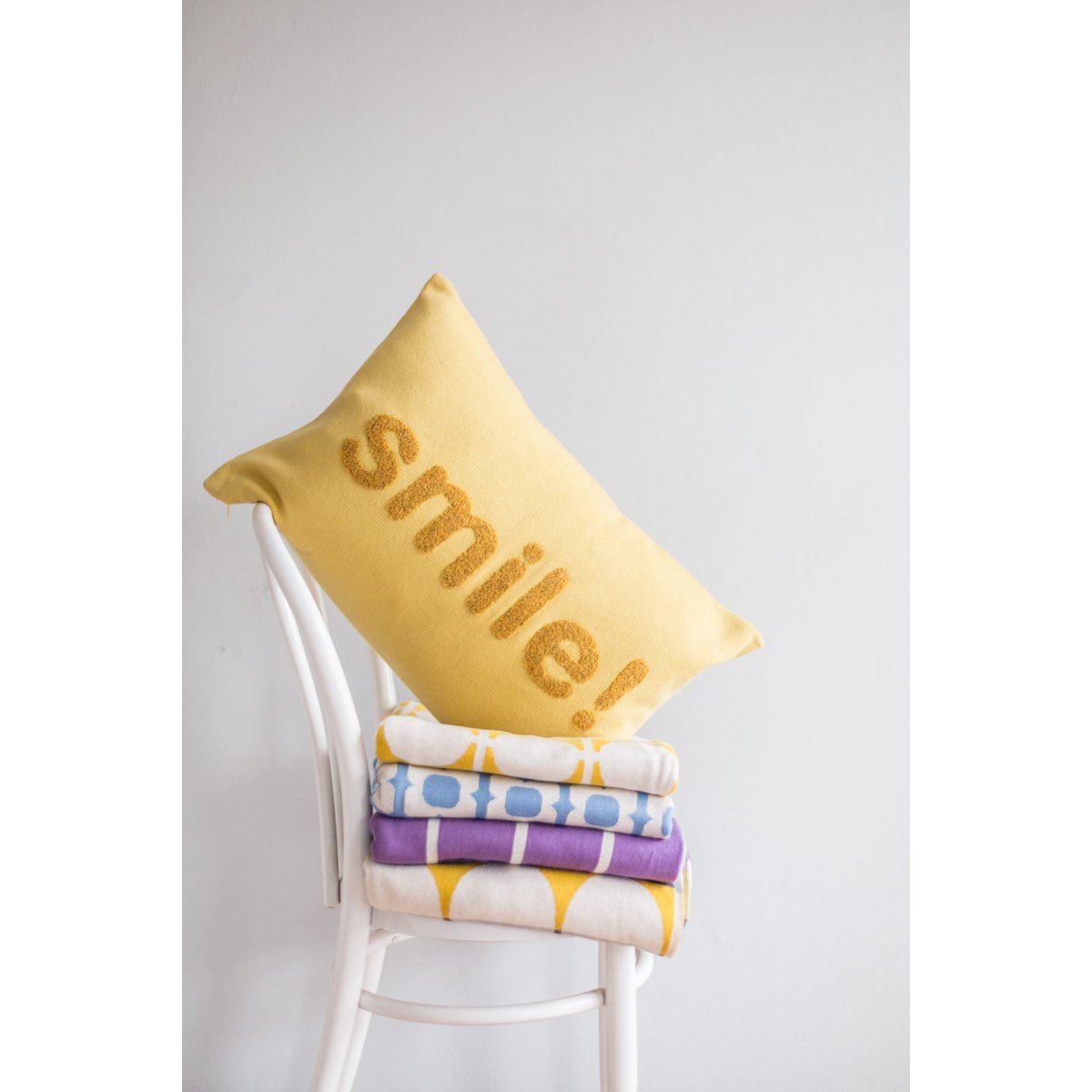 Smile cuscino giallo, ricamo per ago per punzonatura