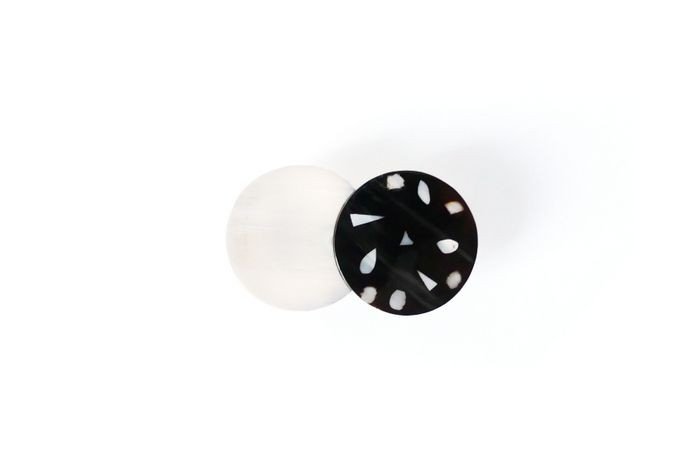 Dubbele ronde broche in Terrazo-stijl van wit hoorn