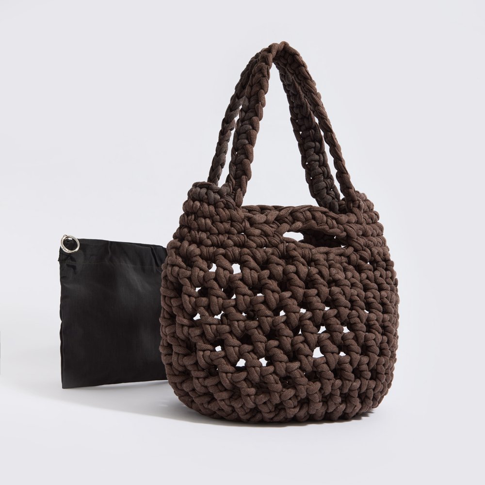 Bolso tote tejido a mano ¨Sparti” con bolsa impermeable moca