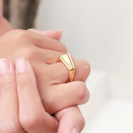 Minimalist gold-plated triangular statement ring made of 925 silver with a vermeil finish. Available in sizes 49, 52, 54, and 57.