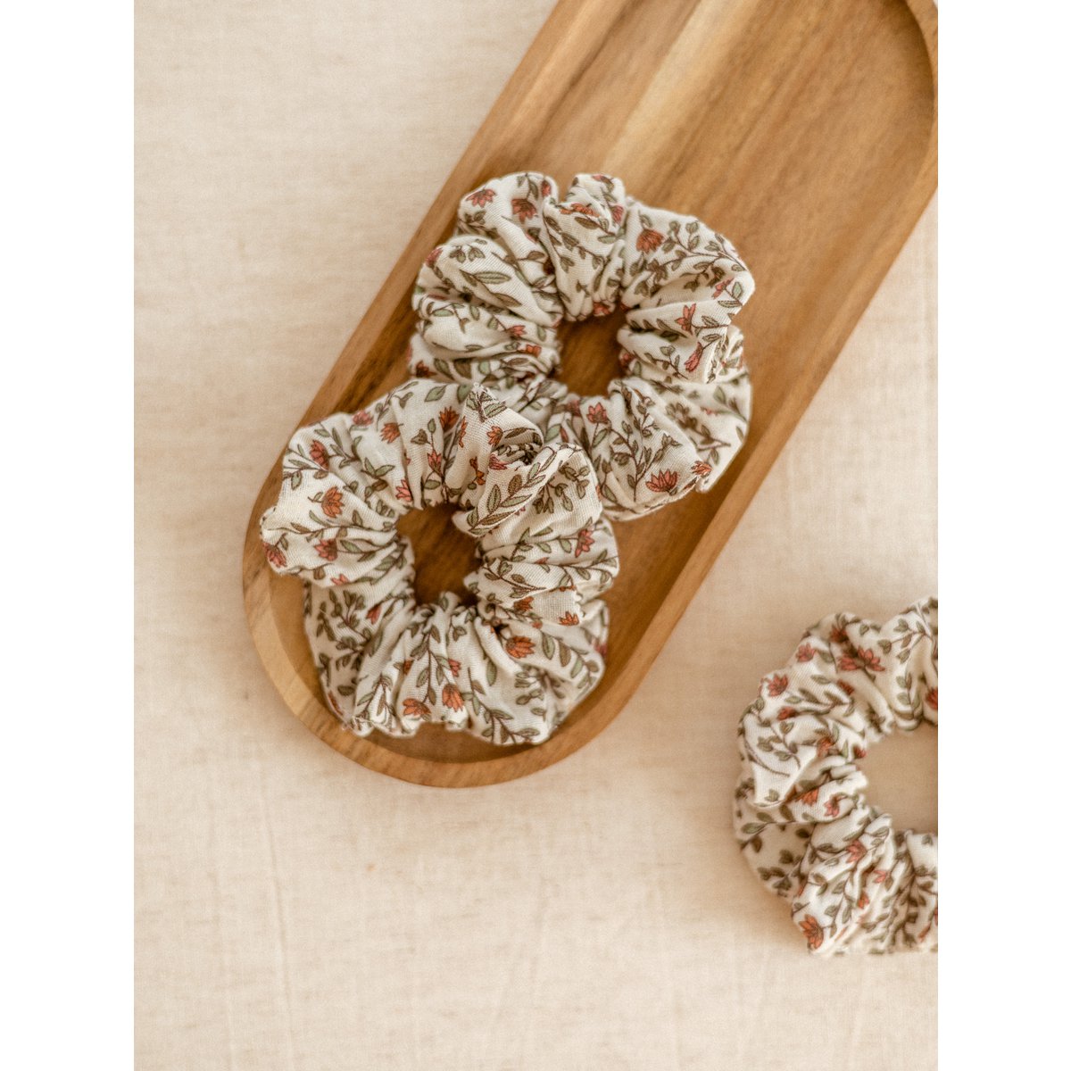 Breites Scrunchie / Olive + Terrakotta Blütenblätter