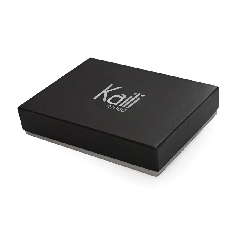 K0052AB | Plateau de poche rectangulaire en cuir véritable pleine fleur, à grain clair. Couleur noire. Fermeture par boutons pression finition argent brillant. Dimensions (fermé) : 17 x 11 x 3 cm