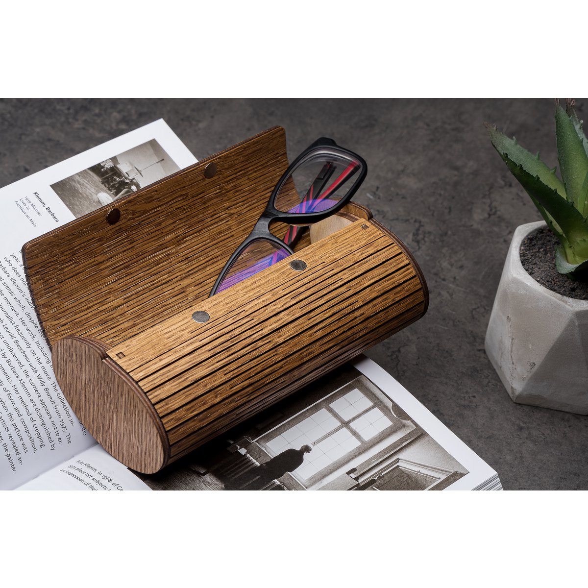 Krea-Wood houten handgemaakte brillenkoker met magneet. Gemaakt door eikenhout, bruine kleur