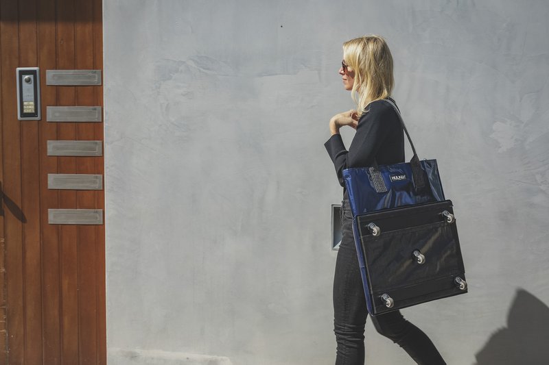Hulkenbag grande azul medianoche con cubierta construida