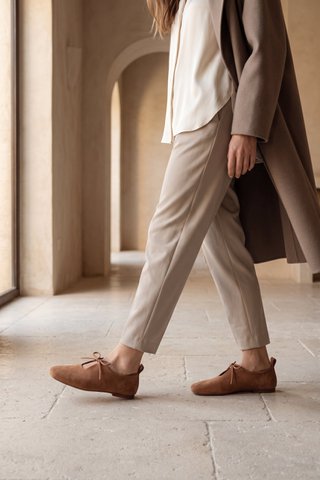KATY COGNAC – Flache Schuhe aus weichem Leder mit Schnürung vorne