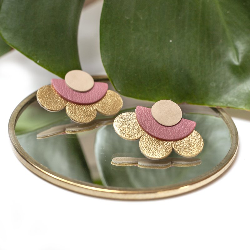 Aretes Flor grande - cuero beige oro rosa viejo