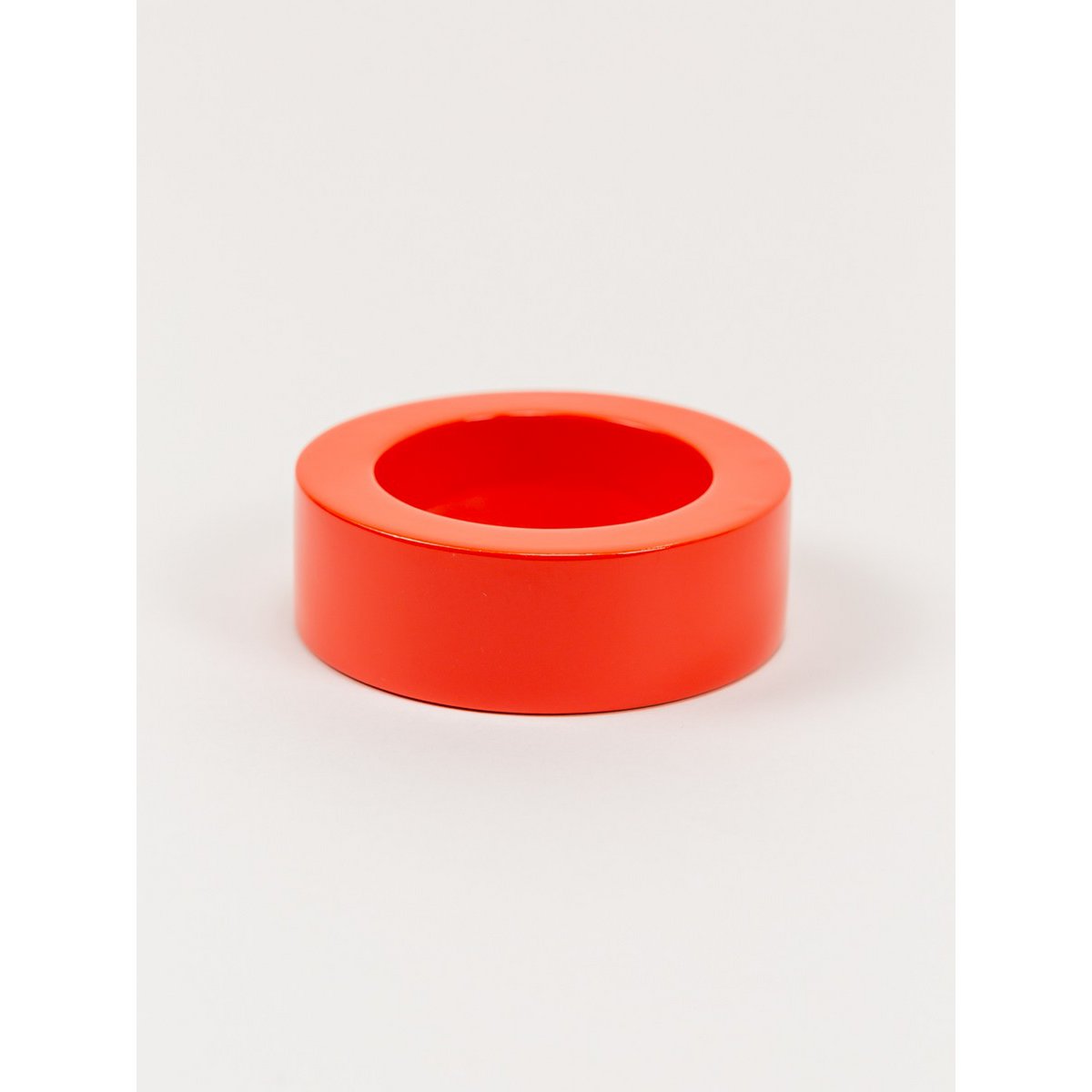 Wide round orange lacquered bracelet with straight edge